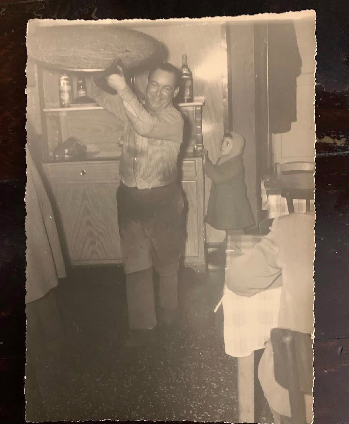 Foto d'archivio: il testo di farinata portato sulla spalla, con la bambina accanto