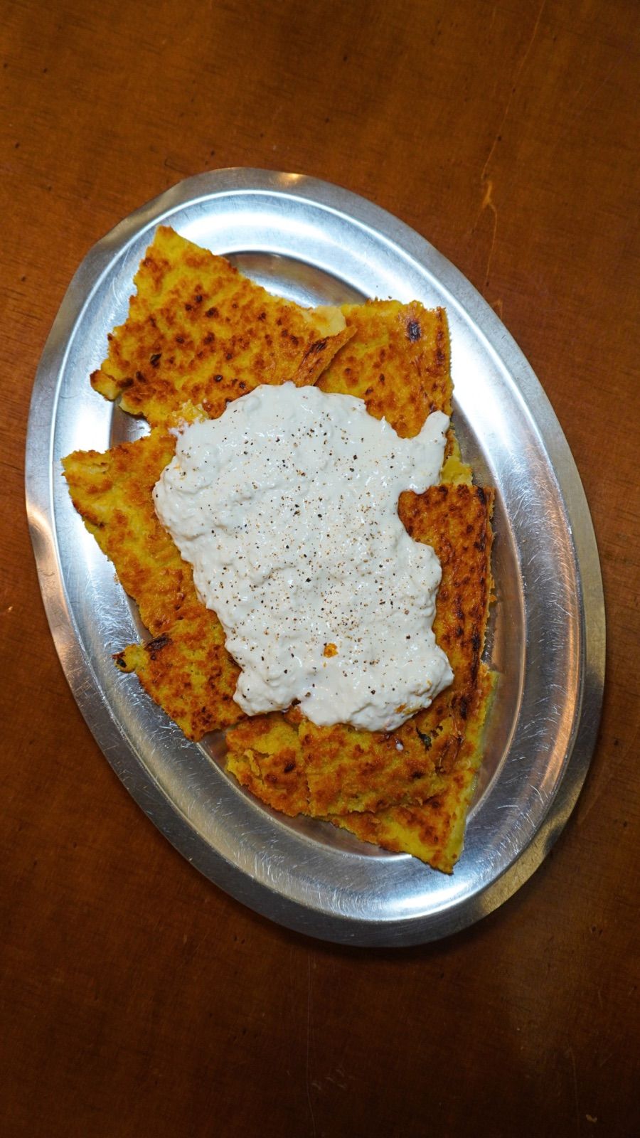Farinata al gorgonzola nel piatto d'argento