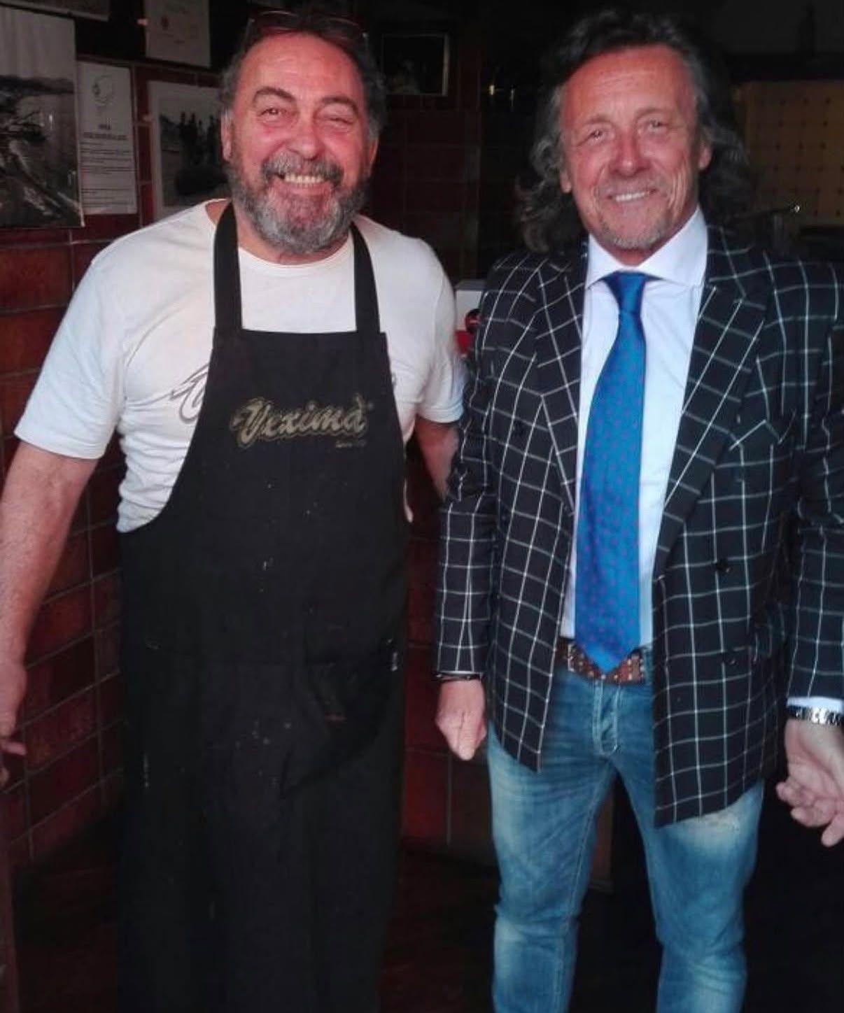 Il titolare in grembiule Veximà con un ospite del locale