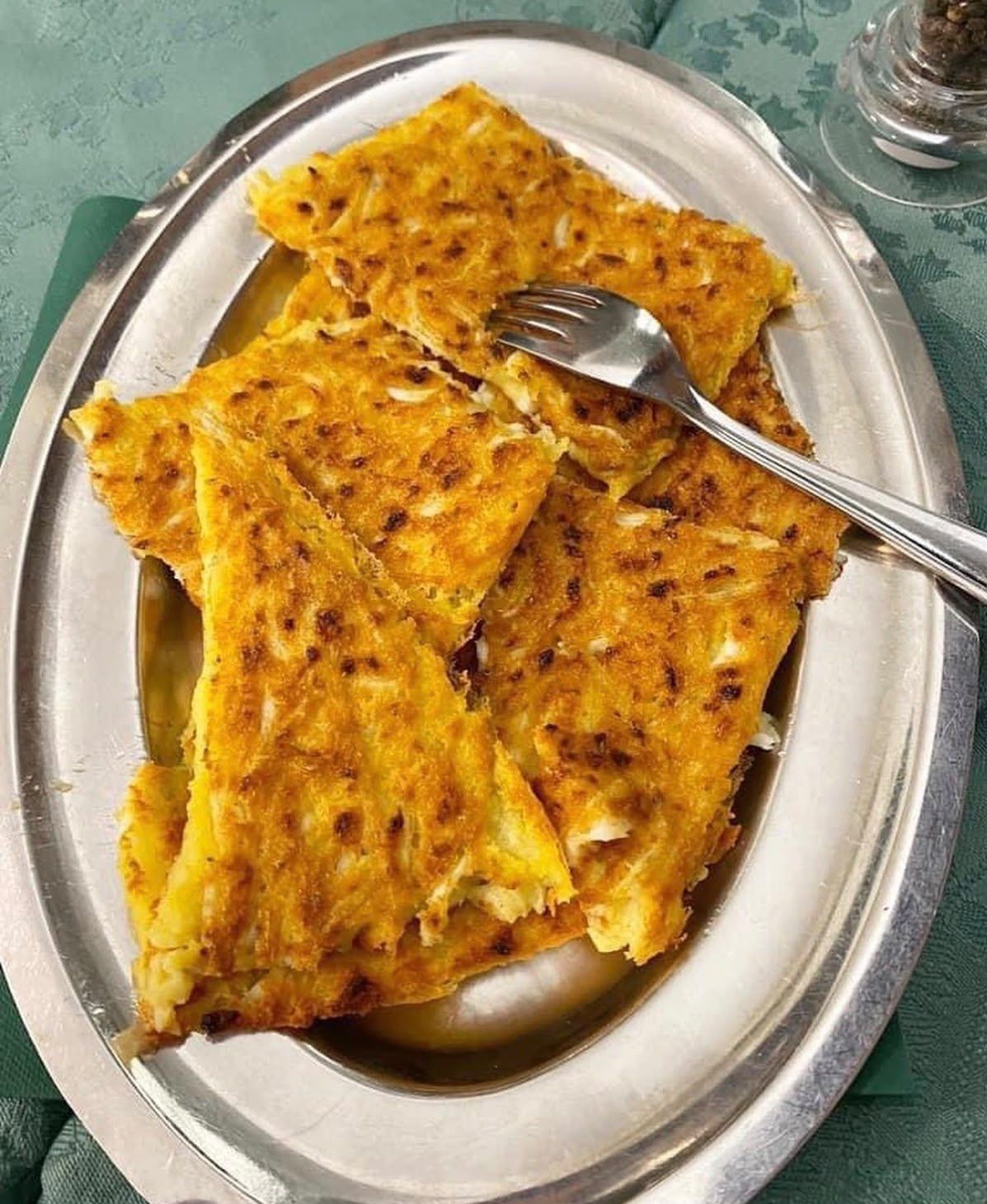 Farinata servita nel piatto d'argento