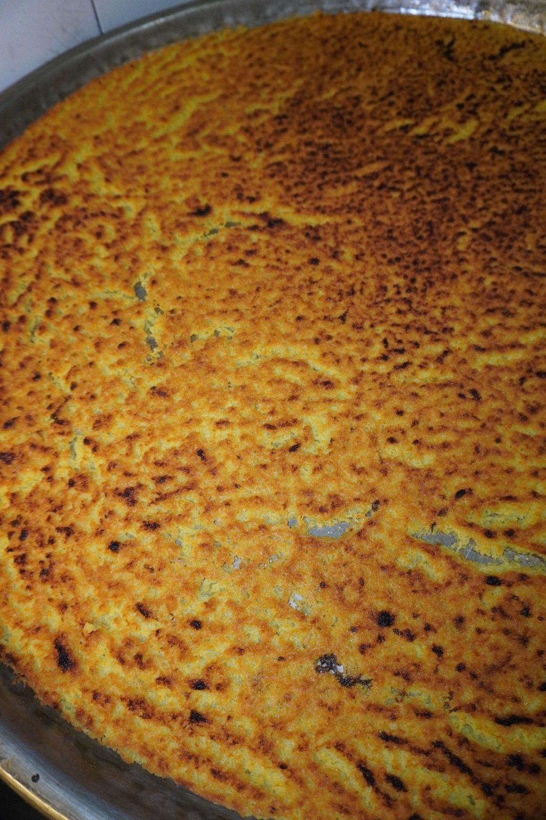 Il testo di rame appena uscito dal forno, la superficie dorata e bollata